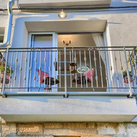 Dana M Apartman *